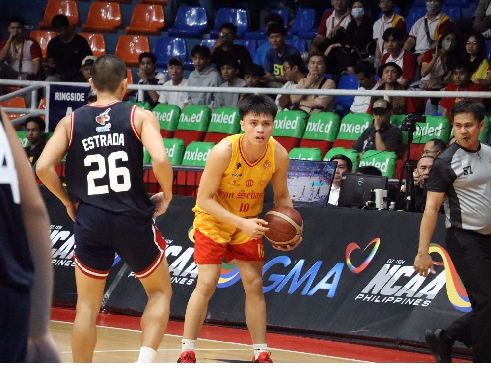 Jhuniel Dela Rama delivers the game-winner for San Sebastian against Letran | Photo: Zane Esparaga