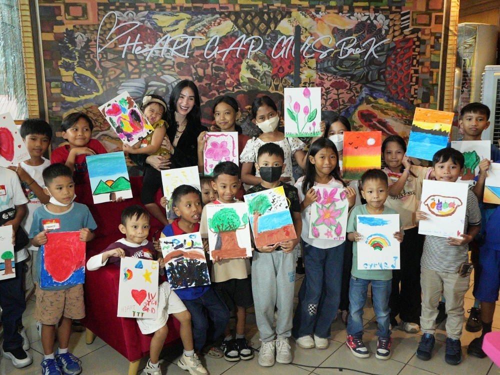 Heart Evangelista with children from the Little Ark Foundation | GMA Network
