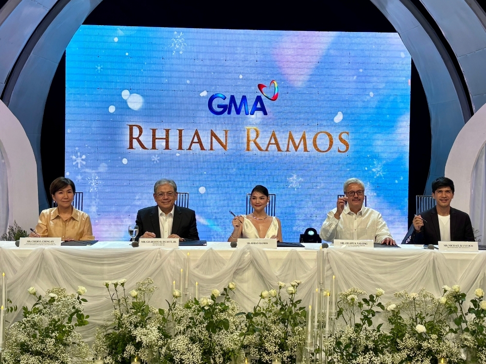 Rhian Ramos joined by GMA Network executives during her contract signing | Photo: Bryan Presillas