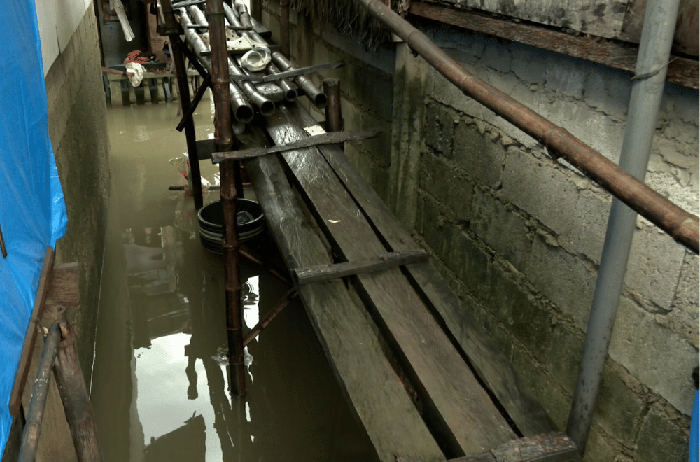 Flood forces Calasiao residents up their homes