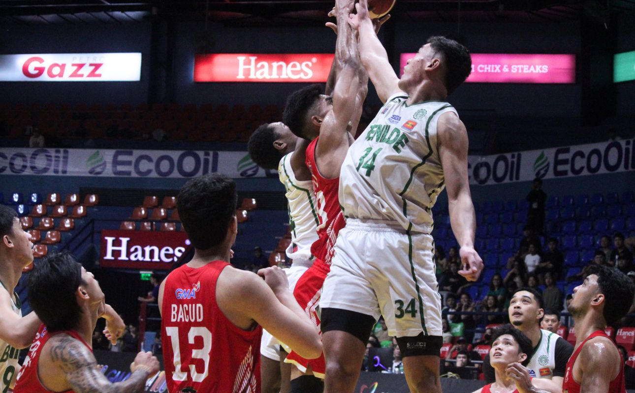 Allen Liwag goes for a rebound against the EAC Generals | Photo: GMA Synergy