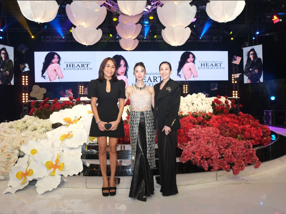 Heart Evangelista with GMA Network SVP Atty. Annette Gozon-Valdes and Sparkle FVP Ms. Joy C. Marcelo