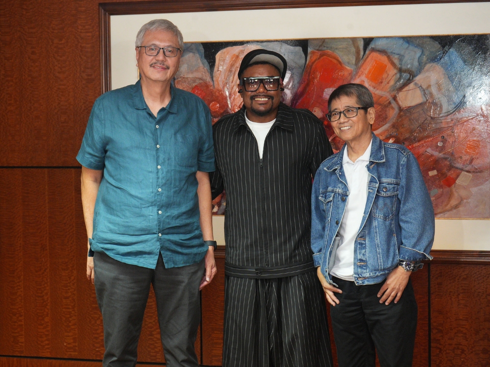 Apl.de.ap with GMA Network EVP Felipe S. Yalong and GMA Music Managing Director Rene Salita