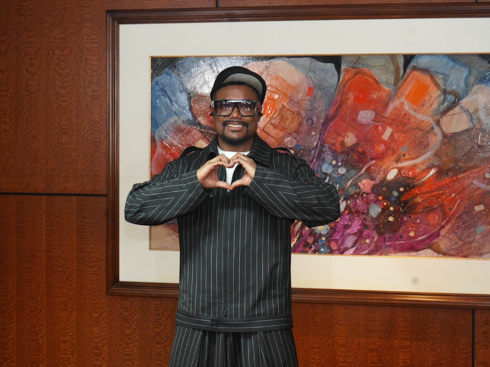 Apl.de.ap rocking the Kapuso hand sign during his contract signing with GMA Music | GMA Network