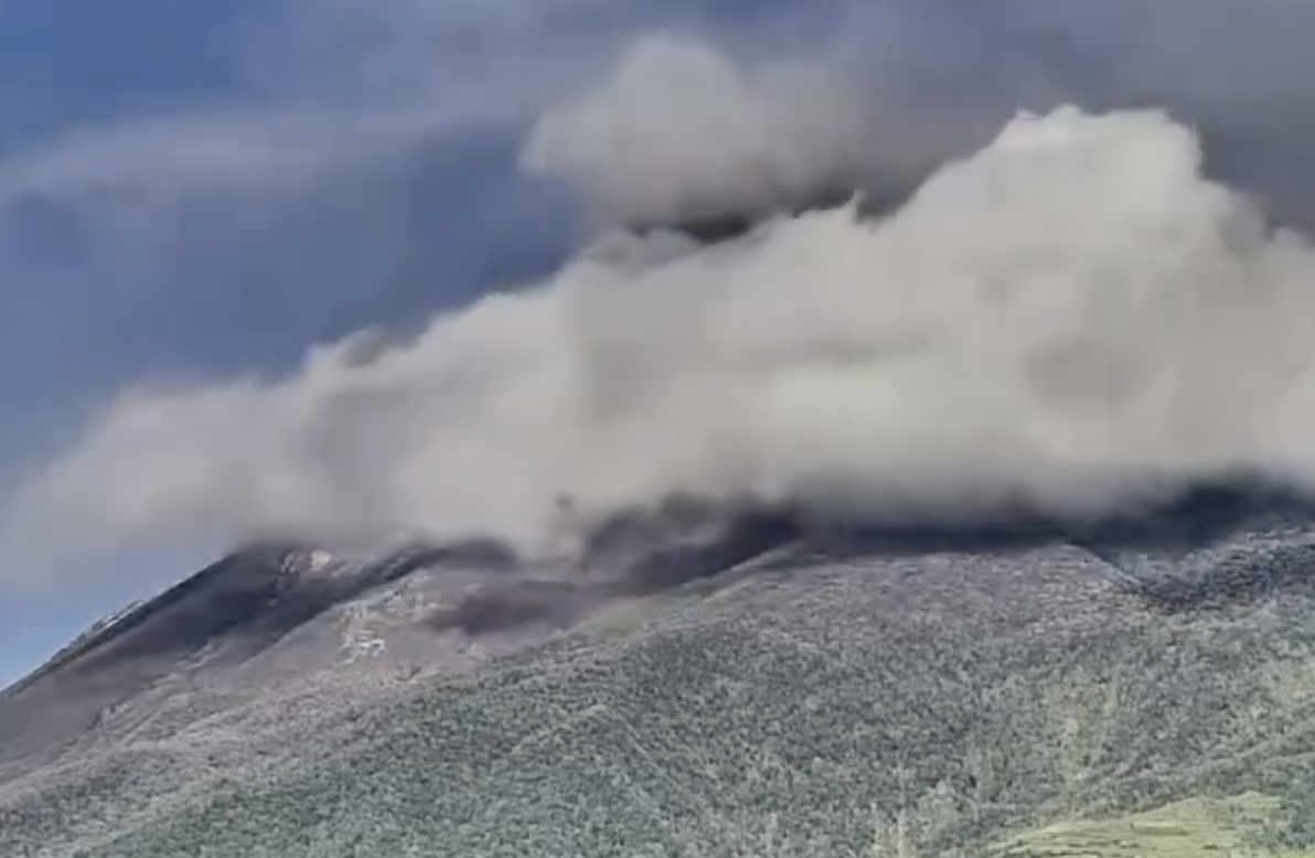 Ash emission events on Mt. Kanlaon generate 600m-tall plumes