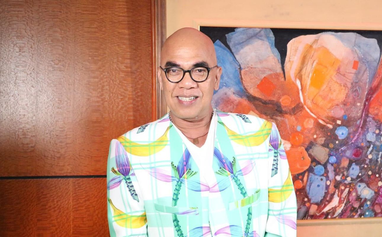 Boy Abunda poses for the camera during his contract renewal with GMA | Photo: Ian Esparaga