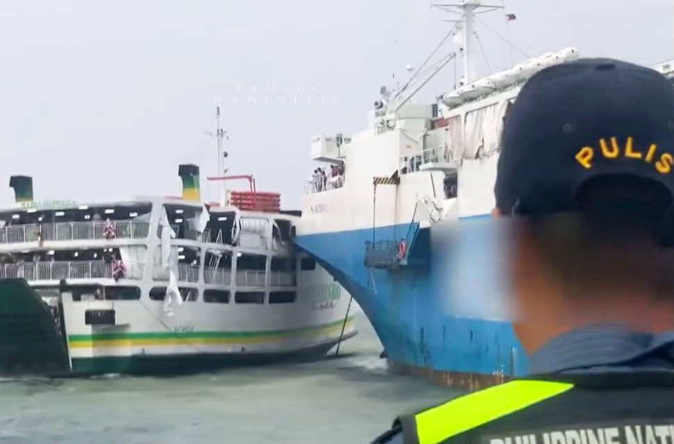 Waves cause 2 boats to bump into each other at Sulu port