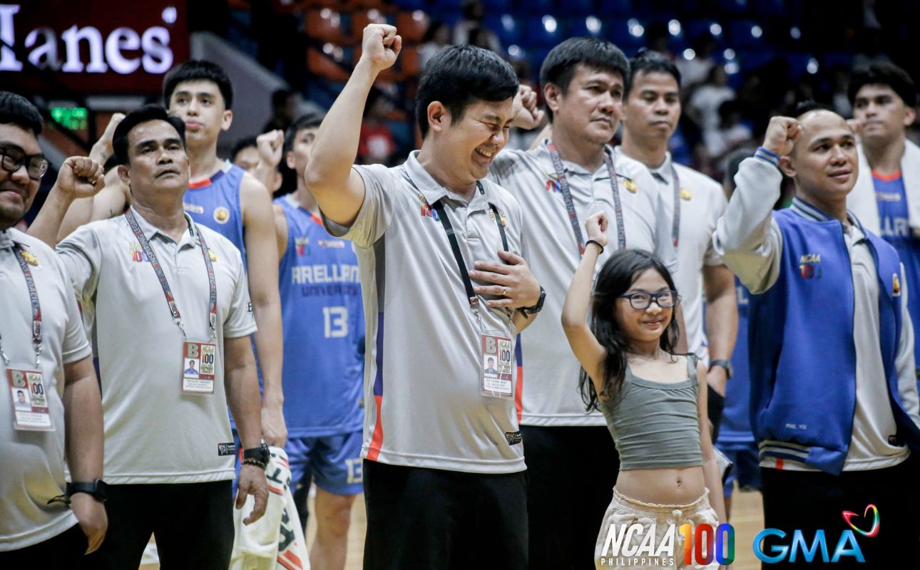 Chico Manabat of the AU Chiefs with his coaching staff | Photo courtesy: GMA Sports PH/Facebook