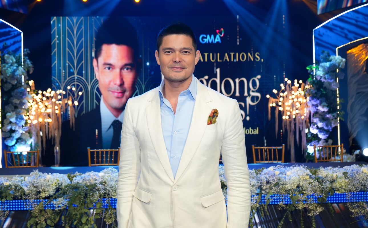 Dingdong Dantes in his cream and blue suit during the #DINGDONGKapusoDayGlobal | Photo: GMA Network
