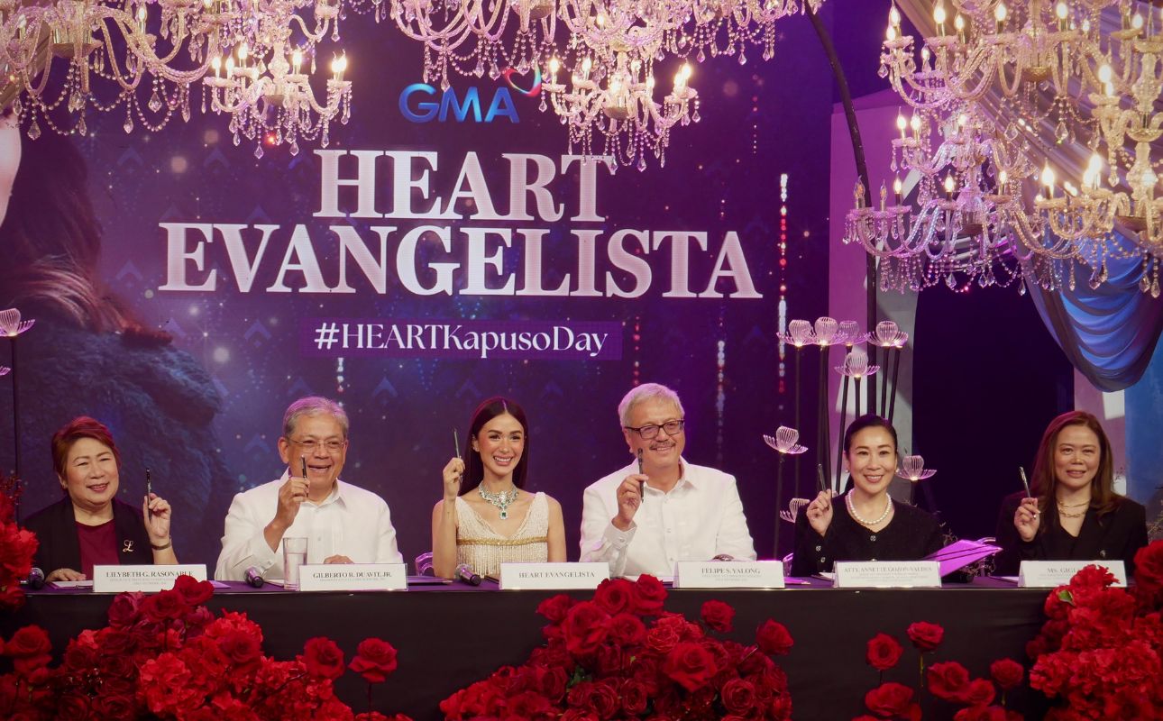 Heart Evangelista joined by GMA Network's top executives for her signing event | Photo: Bry Presilla