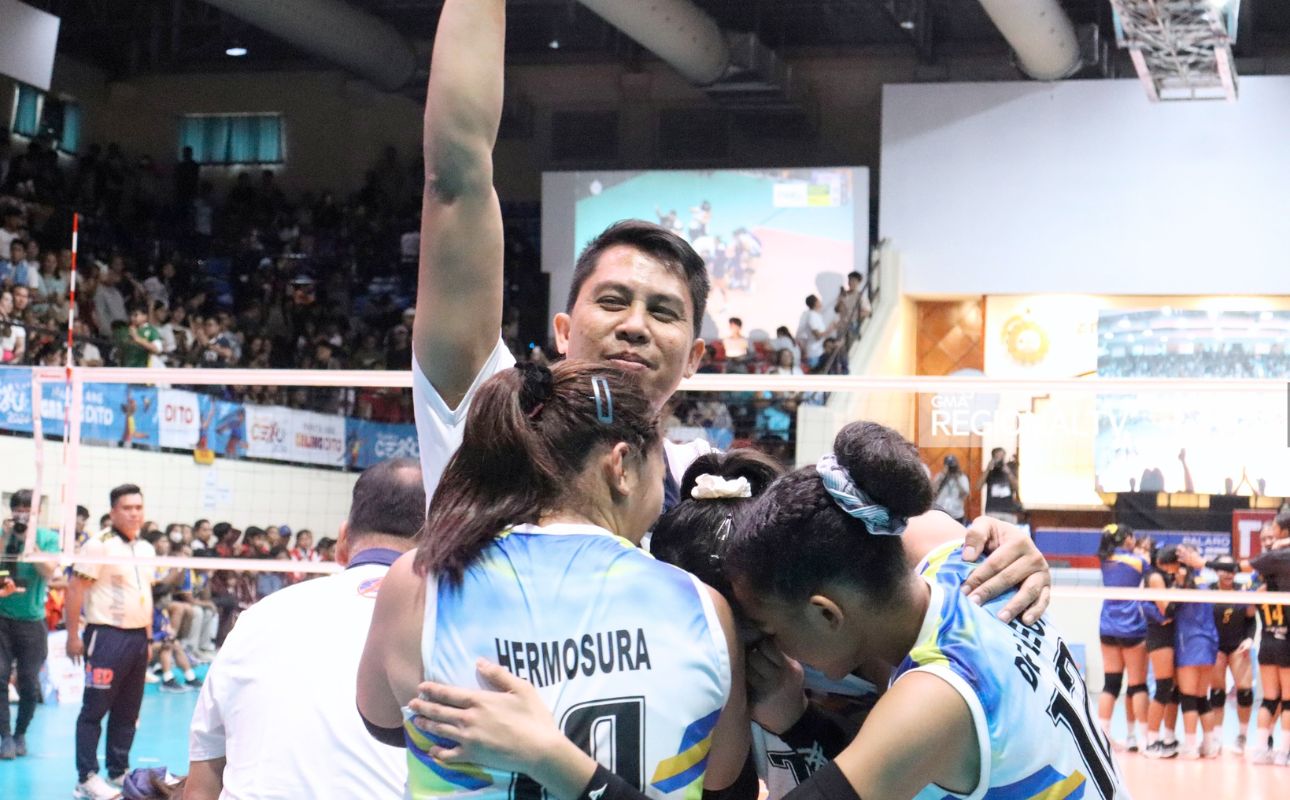 Champion coach Ian Macariola shares a moment with her key Tay Tung players | Photo: Zane Esparaga