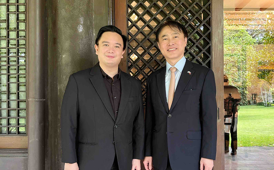 GMA Integrated News chief Oliver Victor Amoroso and South Korean Ambassador Lee Sang-hwa