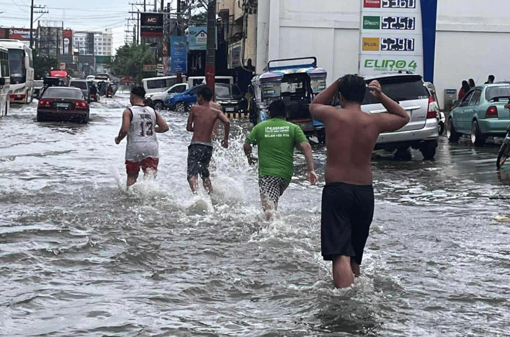 Dagupan City residents wading through flood | Photo courtesy: Alex Navarro, Aksyon Radyo Pangasinan