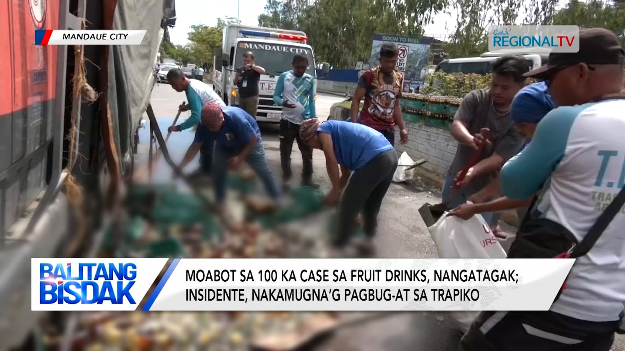 Delivery truck, nadisgrasya sa karsada sa Mandaue; mga kargamento, nagpasad