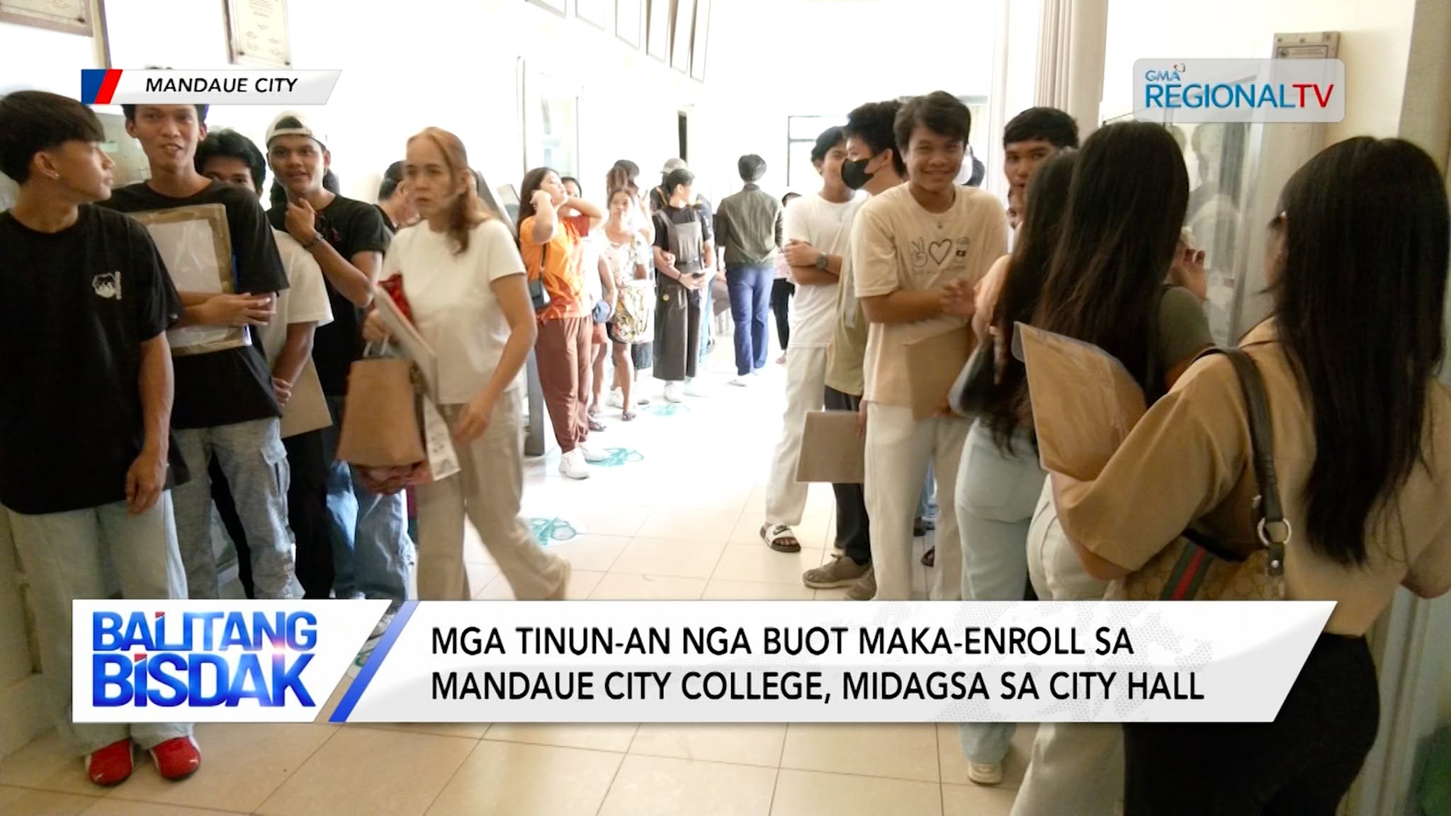 Mga tinun-an nga buot maka-enroll sa Mandaue City College, midagsa sa city hall