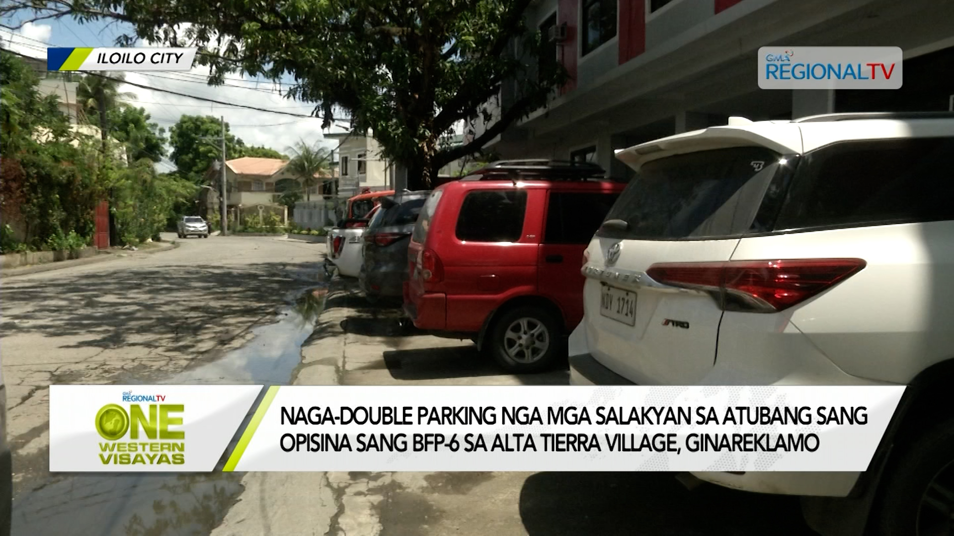 Naga-double parking nga mga salakyan sa atubang sang opisina sang BFP-6