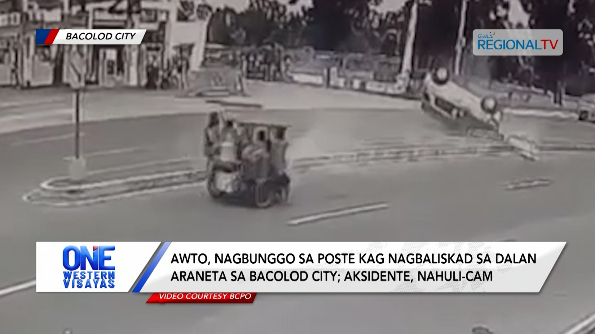 Awto, nagbunggo sa poste kag nagbaliskad sa Bacolod City; aksidente, nahuli-cam