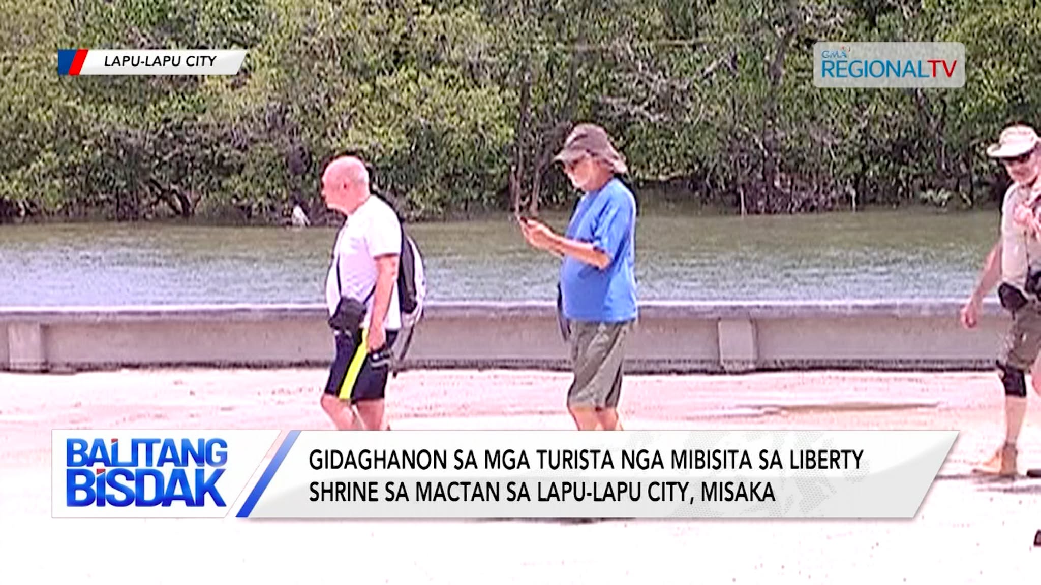Gidaghanon sa mga turista nga mibisita sa Liberty Shrine sa Mactan, misaka