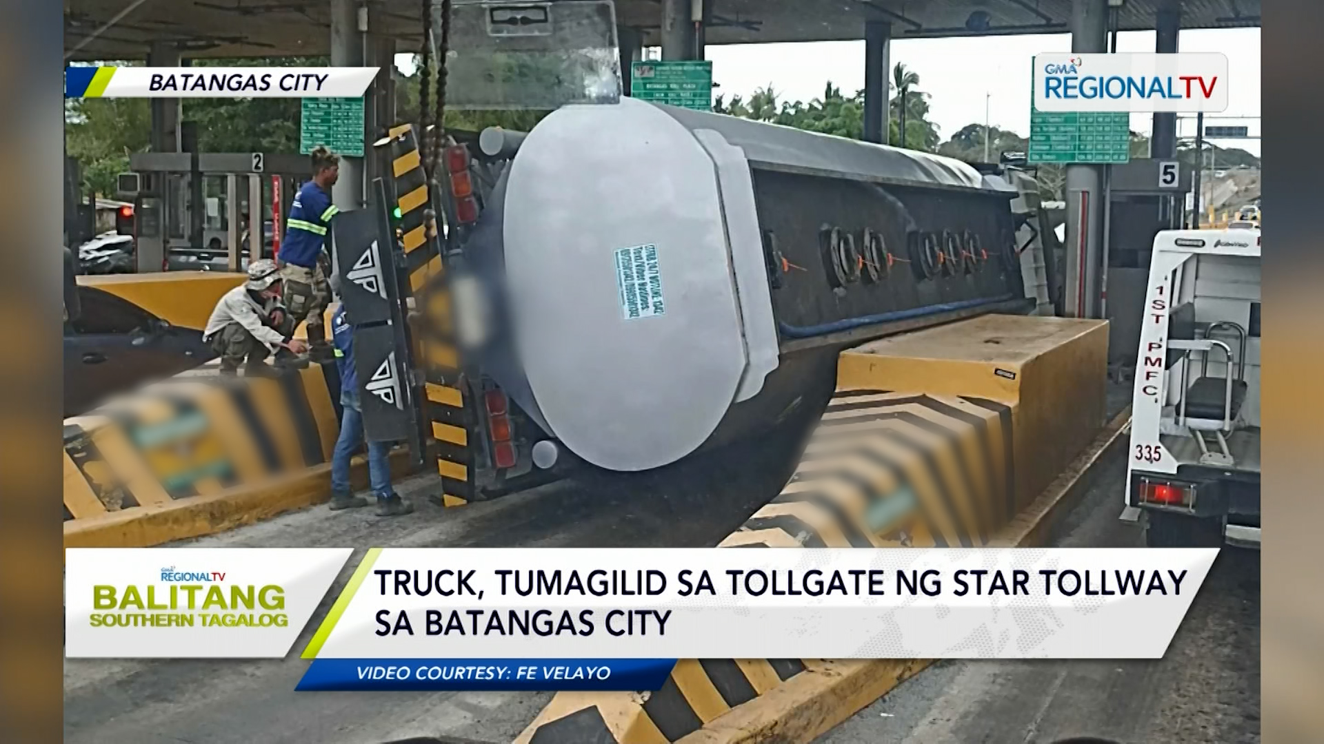 Truck, tumagilid sa tollgate ng Star tollway sa Batangas City