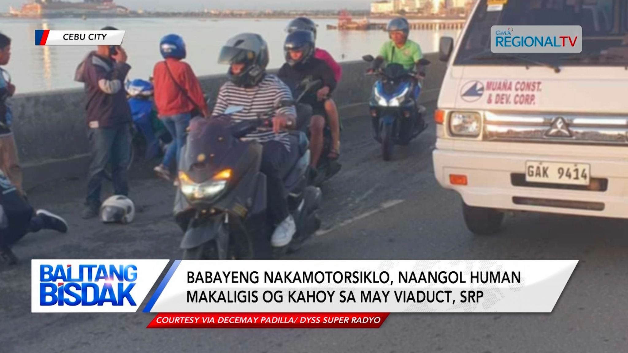 Babayeng nakamotorsiklo, naangol human makaligis og kahoy sa may viaduct, SRP