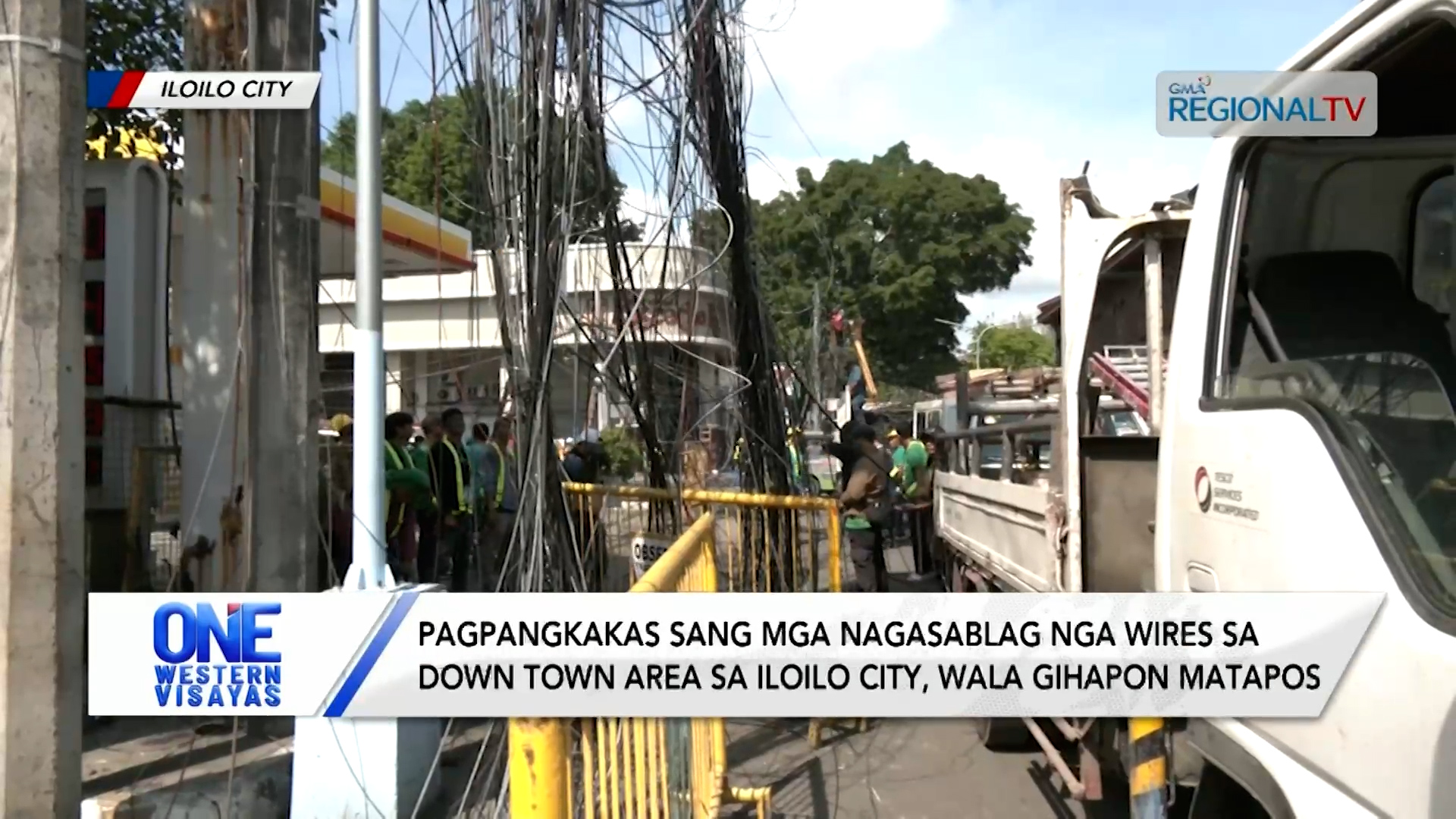 Pagpangkakas sang mga nagasablag nga wires sa down town area sa Iloilo City