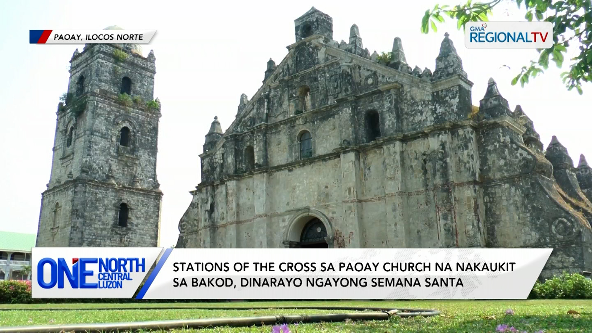 Stations of the cross sa Paoay Church na nakaukit sa bakod, dinarayo
