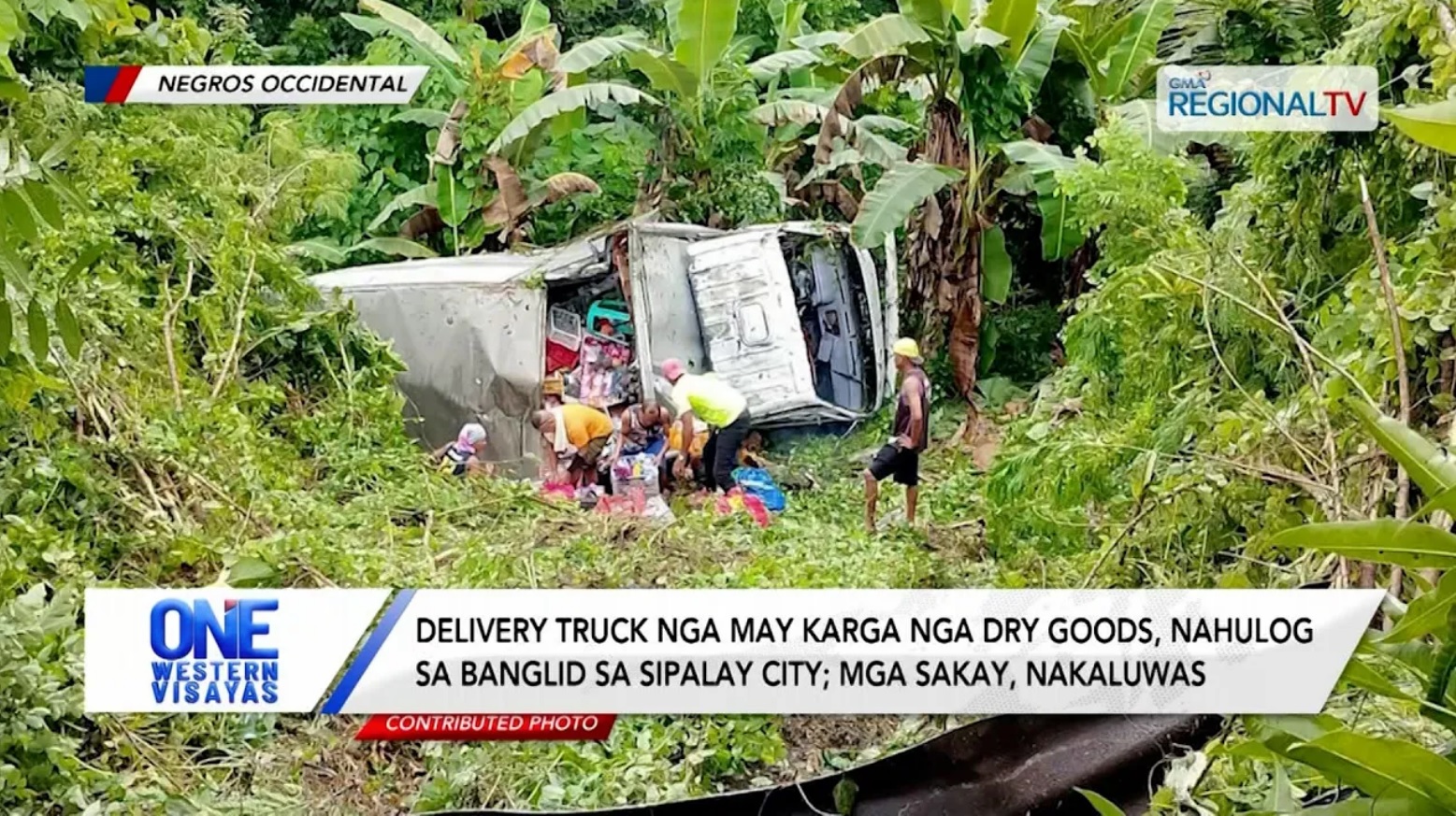 Delivery truck nga may karga nga dry goods, nahulog sa banglid sa Sipalay City