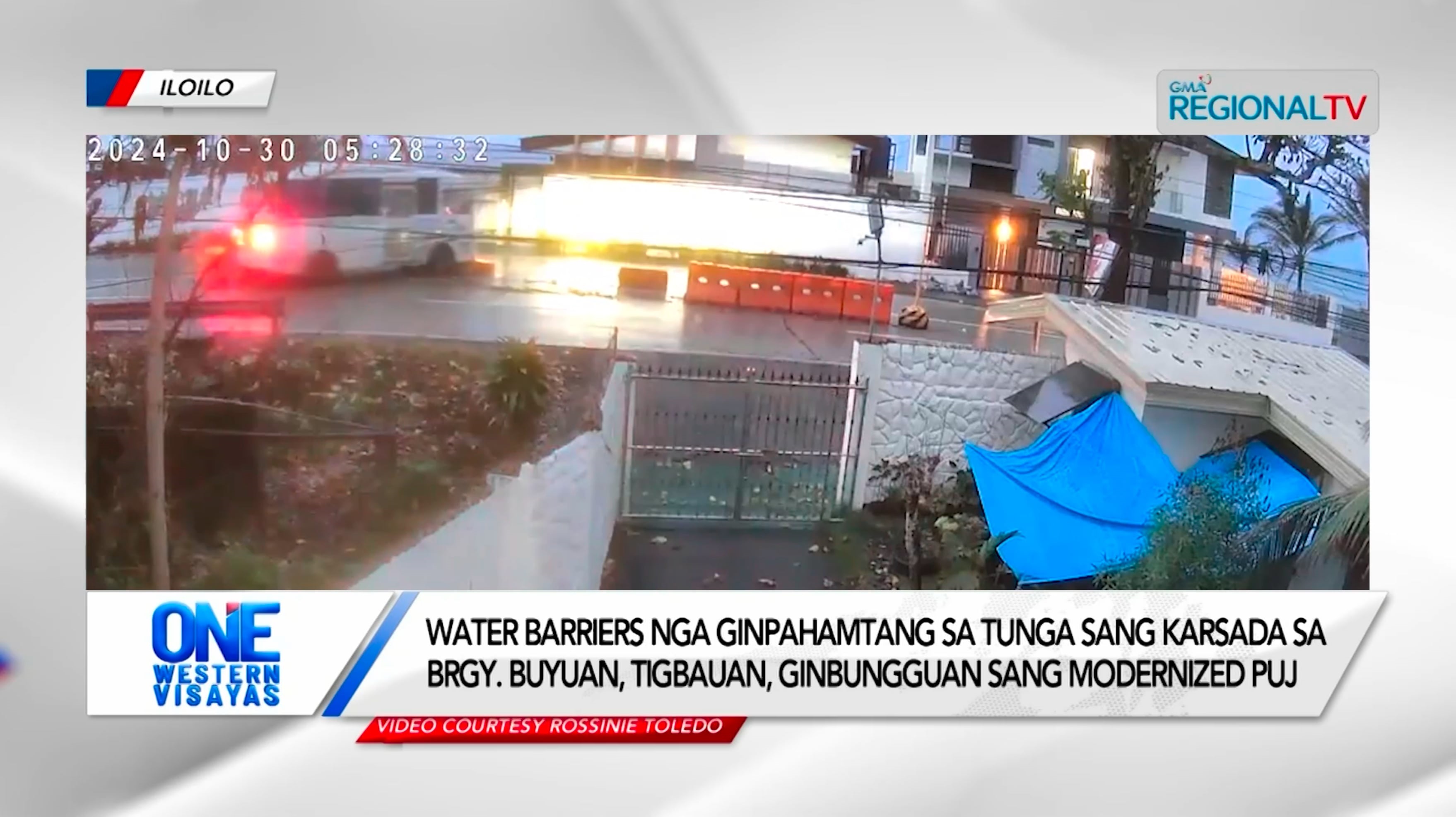 Modernized PUJ nabungguan ang barriers sa karsada sa Brgy. Buyuan, Tigbauan