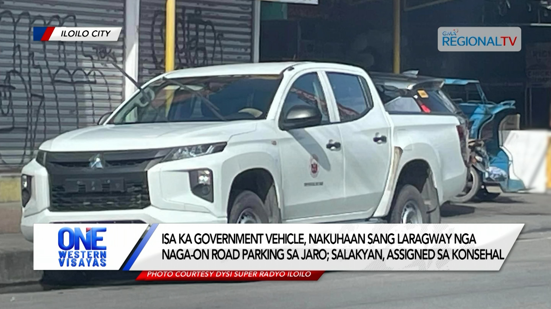 Government vehicle, nakuhaan sang laragway nga naga-on road parking sa Jaro