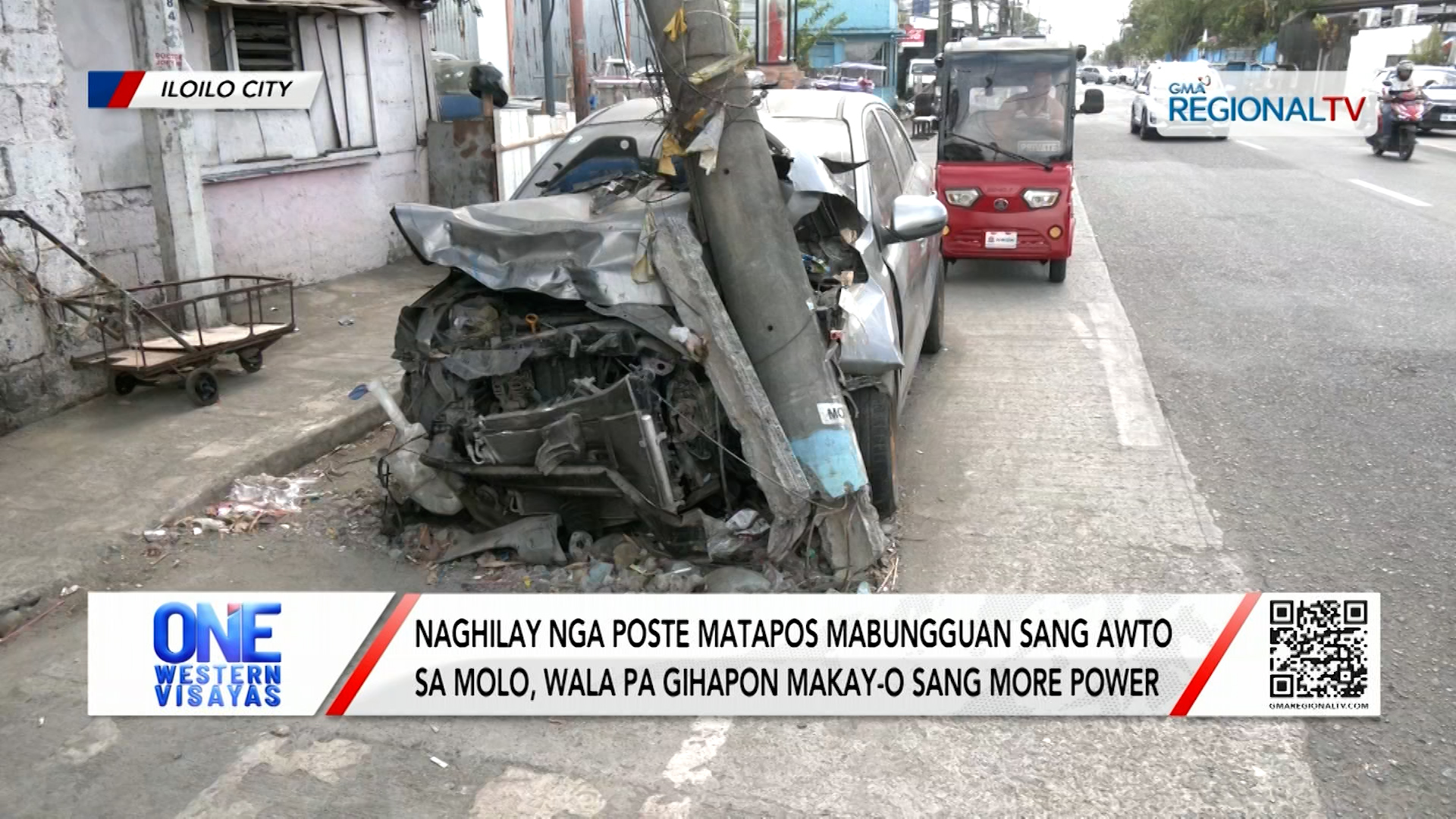 Naghilay nga poste matapos mabungguan sang awto sa Molo, wala pa makay-o | One Western Visayas