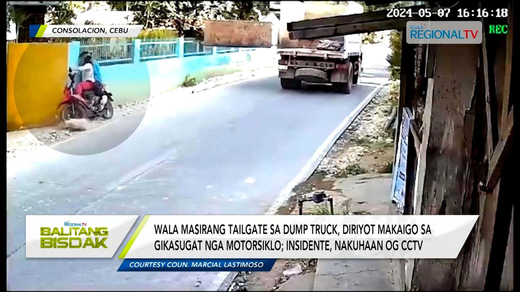 Tailgate sa dump truck, hapit makaigo sa gikasugat nga motorsiklo