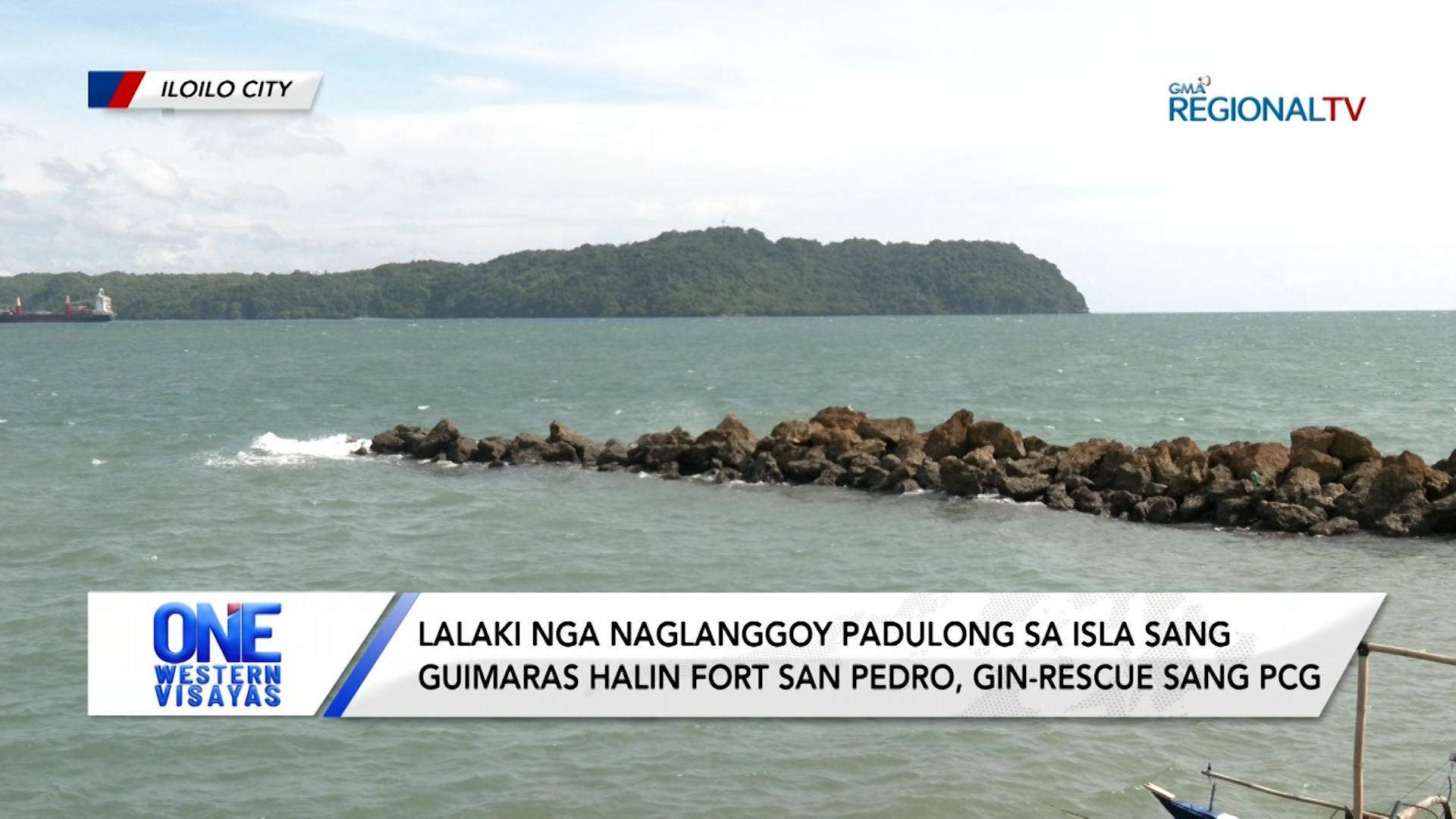 Lalaki nga naglanggoy padulong sa isla sang Guimaras halin Fort San Pedro