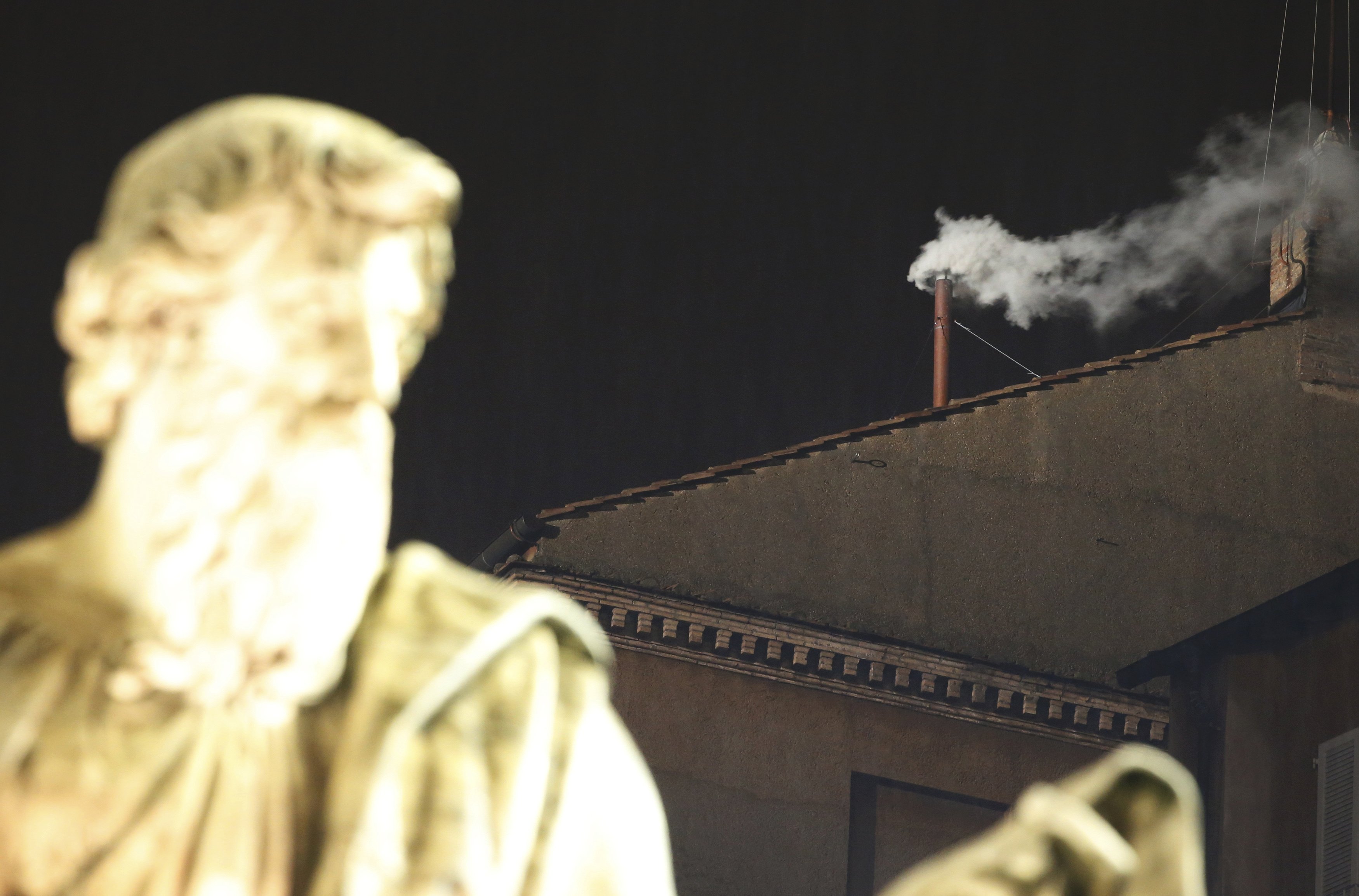 Выбор нового папы. Белый дым Конклава Ватикан. Избрание папы Римского дым. Белый дым папа Римский. Ватикан папа Римский дым.