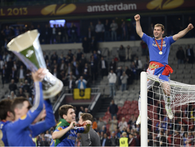 Chelsea lift Europa League cup | Photos | GMA News Online