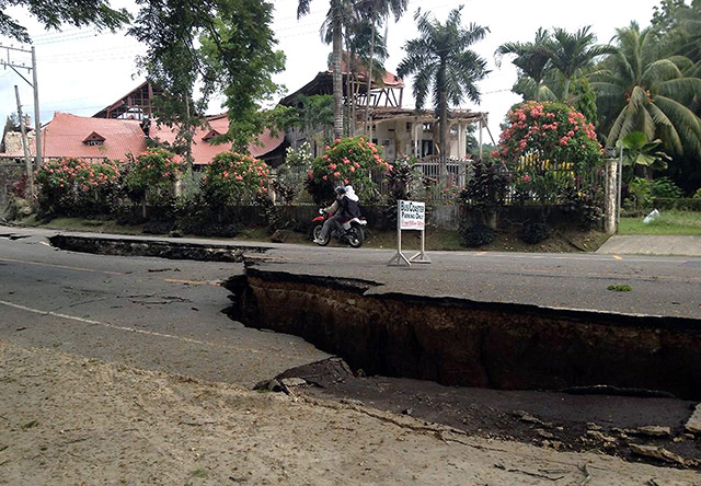 Magnitude-7.2 Earthquake Damages Roads In Bohol | Photos | GMA News Online