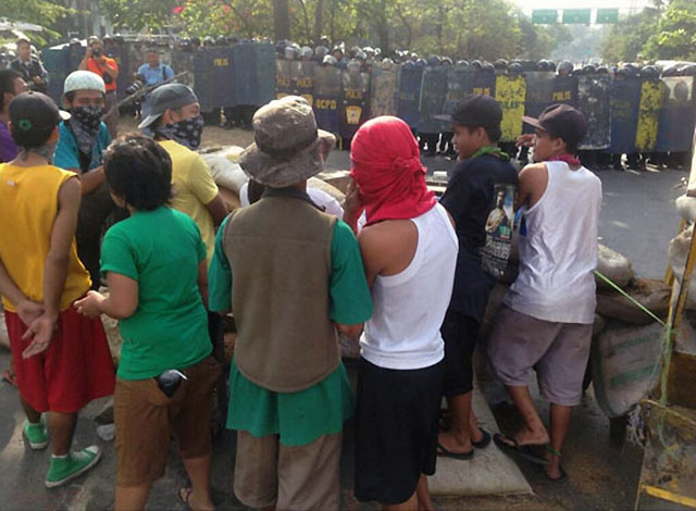 Cops Residents Face Off At Qc Demolition Photos Gma News Online
