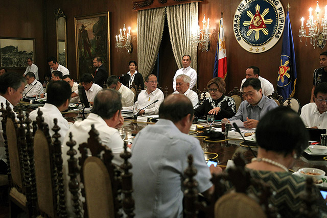 GMA News's tweet - "Members of Aquino cabinet mourn 'boss ...