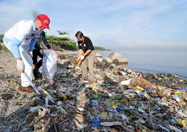 Trash talk: 269,000 tons of plastic litter choke world's oceans | GMA ...