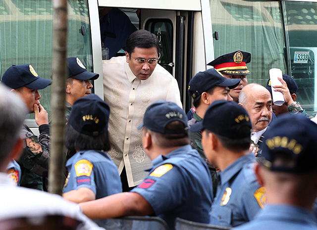 Jinggoy gloats: 'Cracks are showing' | GMA News Online