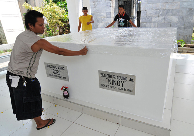 Pinoys flock to Ninoy grave on 31st death anniversary