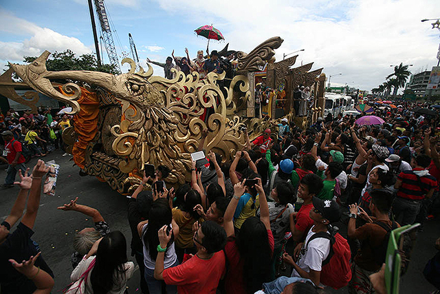 LOOK: 2014 Metro Manila Film Festival Parade of Stars | GMA News Online