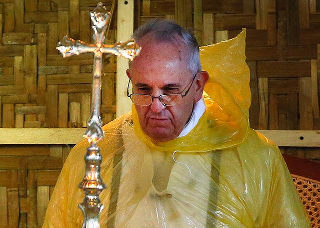 Pope Francis celebrates Mass at Tacloban Airport. Reuters/Stefano Rellandini