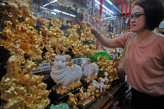 Woman buys charms ahead of Chinese New Year | Photos | GMA News Online