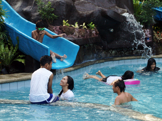 WATCH: Dagupan children learn survival swimming | GMA News Online