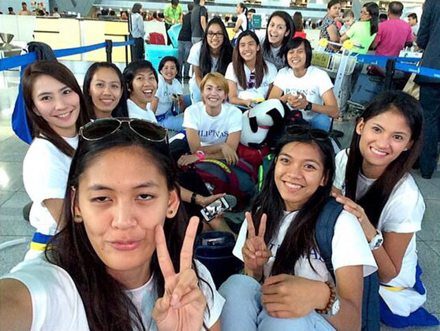 Look Philippine Volleyball Girls Keep Things Light Ahead Of Sea Games Campaign Gma News Online