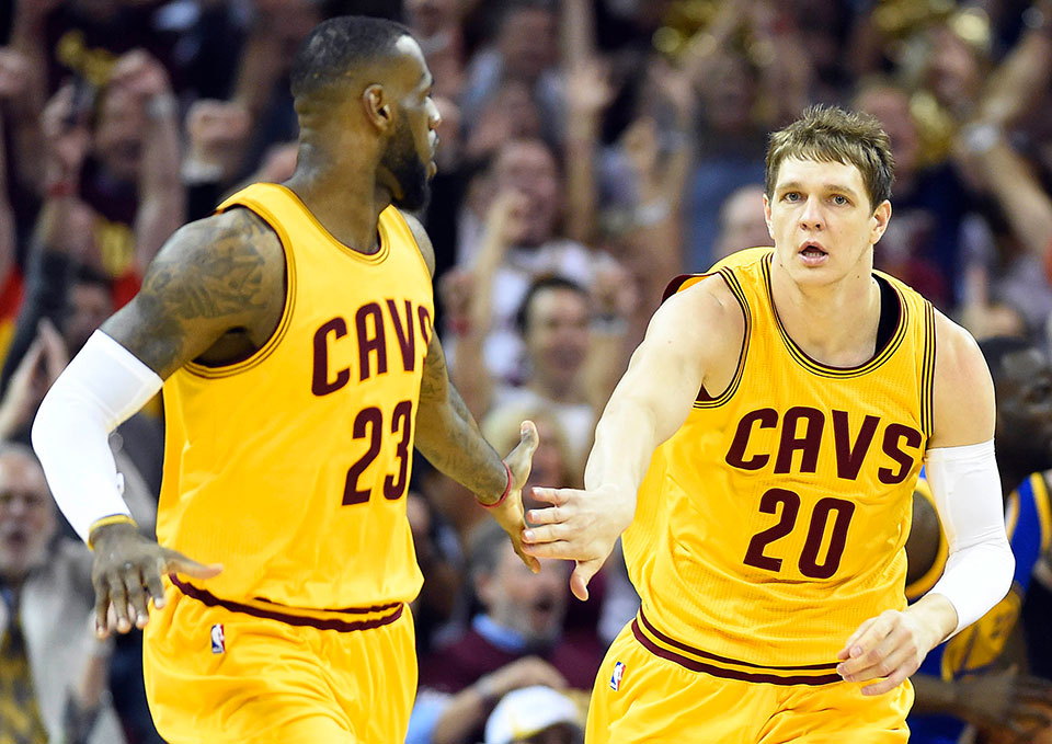 LeBron James leads Cavs past Jazz