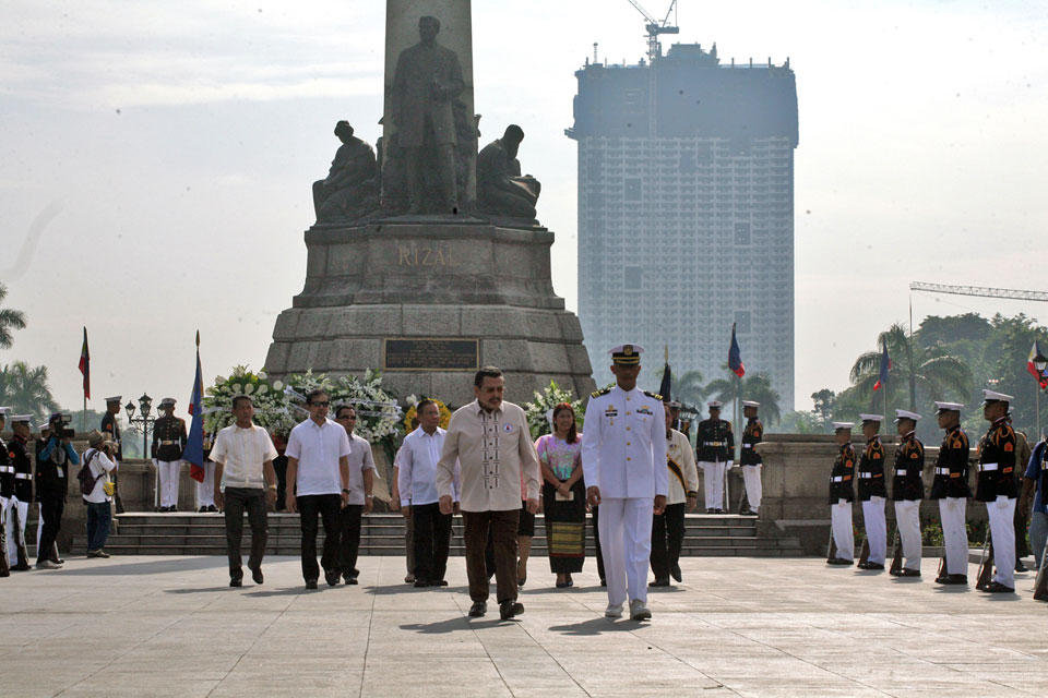 DMCI: Rizal Monument originally meant to be 'wrapped' in 'massive wall ...