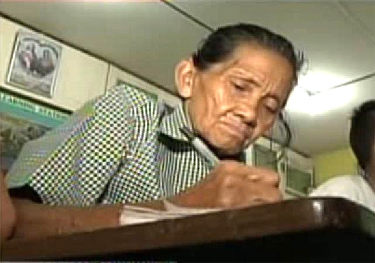 79-anyos na lola, pursigidong makapagtapos ng pag-aaral │ GMA News Online