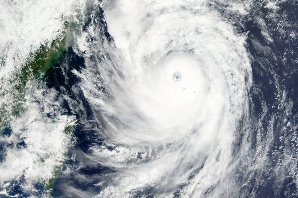 Рассвирепевший тайфун гонит нашу. Yatay siklon (HORIZAL Cyclone).