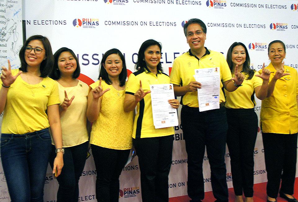 Roxas, Robredo File COCs For President, VP | GMA News Online